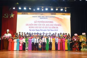 Lãnh đạo Sở GD&ĐT Hà Nội, quận Đống Đa và các đại biểu chụp ảnh lưu niệm với cán bộ quản lý, giáo viên tiêu biểu quận Đống Đa.