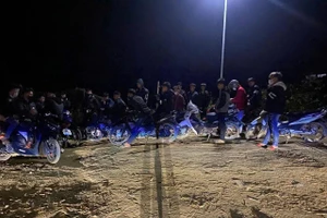 Nhóm thanh thiếu niên tụ tập trong đêm.