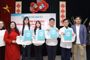 Ban Giám hiệu và thầy chủ nhiệm lớp 9A1 chúc mừng 4 học sinh đạt giải Nhất.