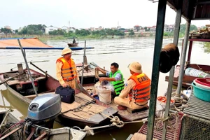 Cảnh sát tuyên truyền vận động ngư dân phòng chống bão.