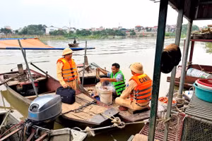 Cảnh sát tuyên truyền vận động ngư dân phòng chống bão.