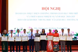 Giám đốc Sở GD-ĐT Nguyễn Thế Sơn trao Giấy khen cho các tập thể.