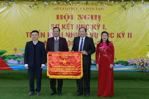 Thừa ủy quyền Bộ trưởng Bộ GD&ĐT, ông Tạ Việt Hùng – Giám đốc Sở GD&ĐT trao tặng Cờ thi đua cho Sở GD&ĐT Bắc Giang.