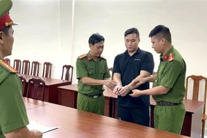 Cơ quan điều tra tống đạt quyết định và lệnh bắt bị can trong một vụ án mua bán người.