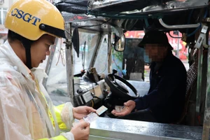 CSGT kiểm tra giấy tờ của người điều khiển.