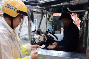 CSGT kiểm tra giấy tờ của người điều khiển.