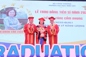 PGS.TS Đinh Văn Châu (ngoài cùng bên trái) trao bằng tốt nghiệp, chúc mừng tân Tiến sĩ.