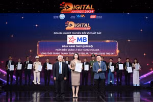 Bà Nguyễn Thùy Linh – Phó giám đốc Khối Ngân hàng số đại diện MB nhận giải thưởng tại sự kiện.