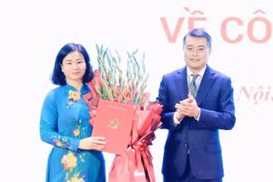 Trưởng ban Tổ chức Trung ương Lê Minh Hưng thay mặt Bộ Chính trị trao quyết định và tặng hoa chúc mừng bà Nguyễn Thị Tuyến - Ảnh: QT.