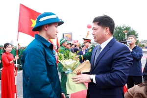 Ông Nguyễn Hồng Thái, Bí thư Tỉnh ủy Bắc Ninh tặng hoa động viên tân binh.