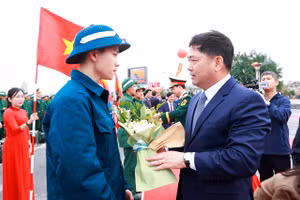 Ông Nguyễn Hồng Thái, Bí thư Tỉnh ủy Bắc Ninh tặng hoa động viên tân binh.