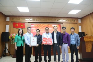 Đoàn Bộ GD&ĐT và Công ty CP Văn phòng phẩm Hồng Hà trao quà cho đại diện Sở GD&ĐT Bắc Ninh.