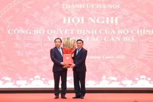 Ủy viên Bộ Chính trị, Thường trực Ban Bí thư Trần Cẩm Tú (bên phải) trao Quyết định của Bộ Chính trị cho ông Trần Đức Thắng.