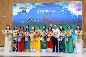 Những bó hoa tươi thắm thay lời tri ân được học sinh gửi tặng thầy cô nhân lễ ra trường.