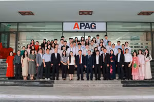 Đại biểu và học viên chụp ảnh lưu niệm tại buổi lễ khai giảng.