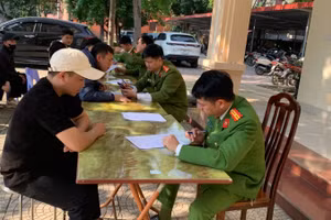 Công an lập biên bản tạm giữ phương tiện vi phạm.