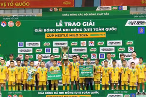 Ban Tổ chức trao Cúp vô địch cho đội Sông Lam Nghệ An.