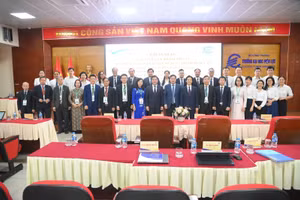 Đoàn đánh giá ngoài và đại biểu chụp ảnh với đại diện EPU.