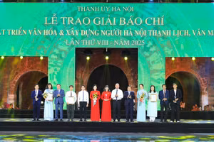 Trao giải A cho các tác giả, nhóm tác giả đoạt giải. Ảnh: QT.