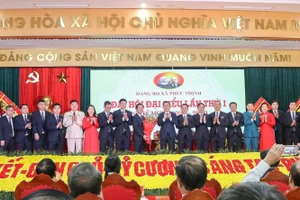 Ông Hà Minh Hải, Trưởng Ban Tổ chức Thành ủy Hà Nội chúc mừng Ban chấp hành Đảng bộ xã Phúc Thịnh.