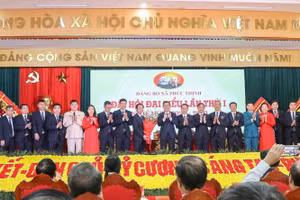 Ông Hà Minh Hải, Trưởng Ban Tổ chức Thành ủy Hà Nội chúc mừng Ban chấp hành Đảng bộ xã Phúc Thịnh.