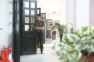 Công an cùng nhà trường làm công tác vệ sinh, sẵn sàng đón học sinh trở lại trường.