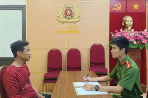 Công an làm việc, lấy lời khai của Hoàng Công Sơn (Ảnh: CAHN).