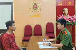 Công an làm việc, lấy lời khai của Hoàng Công Sơn (Ảnh: CAHN).