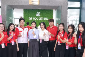 ThS. Nguyễn Vân Anh – Bí thư Đoàn Trường Đại học Điện lực và các bạn tình nguyện viên.