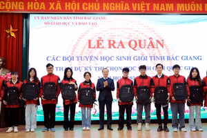 Ông Mai Sơn - Quyền Chủ tịch UBND tỉnh Bắc Giang động viên học sinh tham dự kỳ thi quốc gia.