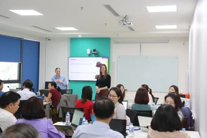 Chuyên gia đến từ Hội đồng Anh (UK) tập huấn cho giảng viên.