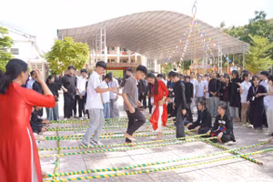 Thầy trò Trường PTDTNT Sơn Động vui "Tết Rằm tháng 7". 