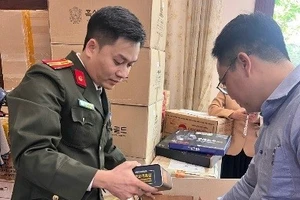 Lực lượng chức năng kiểm tra kho hàng của công ty.