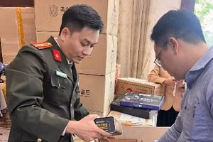 Lực lượng chức năng kiểm tra kho hàng của công ty.