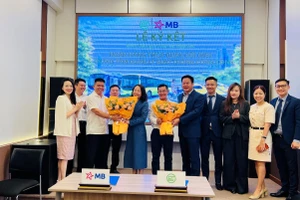 Đại diện đơn vị tại lễ ký kết.