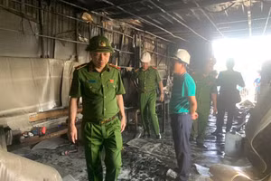 Thiếu tướng Nguyễn Hồng Ky, Phó Giám đốc Công an TP Hà Nội, tại hiện trường vụ cháy.