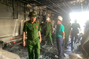 Thiếu tướng Nguyễn Hồng Ky, Phó Giám đốc Công an TP Hà Nội, tại hiện trường vụ cháy.