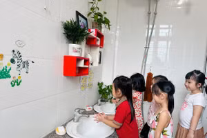 Học sinh rửa tay với xà phòng và nước sạch. 