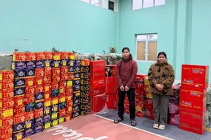 Các đối tượng cùng tang vật là pháo bị thu giữ.