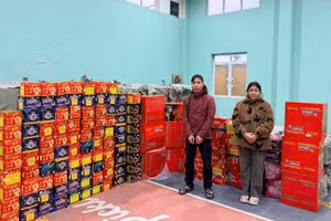 Các đối tượng cùng tang vật là pháo bị thu giữ.