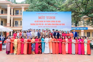 Cán bộ quản lý, giáo viên Trường THCS Phú Minh tham dự mít tinh.