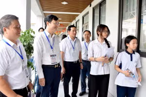 Ban Chỉ đạo thi, tuyển sinh TP Hà Nội kiểm tra công tác tổ chức kỳ thi tại điểm thi Trường THCS Thành Công (Ảnh: PT)
