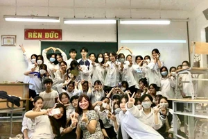 Lớp 12A10 do cô Ngô Thị Thúy Quỳnh làm giáo viên bộ môn Ngữ văn.