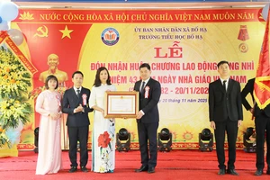 Thừa ủy quyền, Bí thư Tỉnh ủy Bắc Ninh trao Huân chương Lao động hạng Nhì cho Trường Tiểu học Bố Hạ.