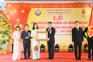 Thừa ủy quyền, Bí thư Tỉnh ủy Bắc Ninh trao Huân chương Lao động hạng Nhì cho Trường Tiểu học Bố Hạ.