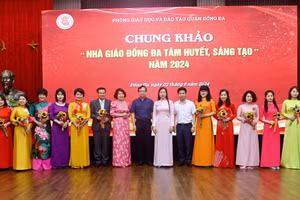 Ban tổ chức tặng hoa chúc mừng các nhà giáo.