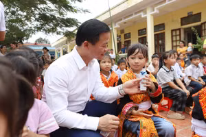 Ông Vương Quốc Tuấn trao tặng sữa cho học sinh.