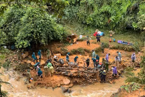 Lực lượng chức năng cứu hộ cứu nạn tại hiện trường.