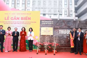 Đại biểu thực hiện nghi thức gắn biển công trình. Ảnh: PT.