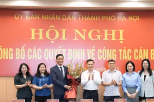 Lãnh đạo Ban Tổ chức Thành ủy Hà Nội tặng hoa chúc mừng tân Chánh Văn phòng UBND TP Hà Nội.